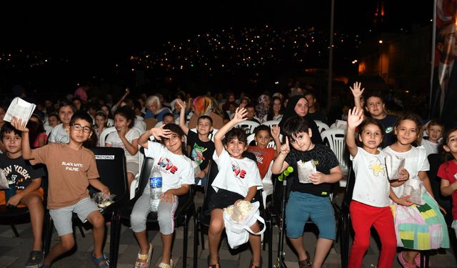 Mahallede dev ekran coşkusu! Eğlence sokağa taşındı