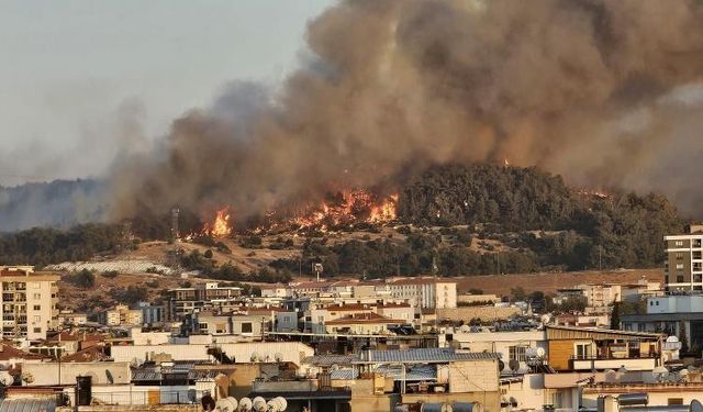 İzmir'de yangın alarmı: Yerleşim yerleri tehlikede!