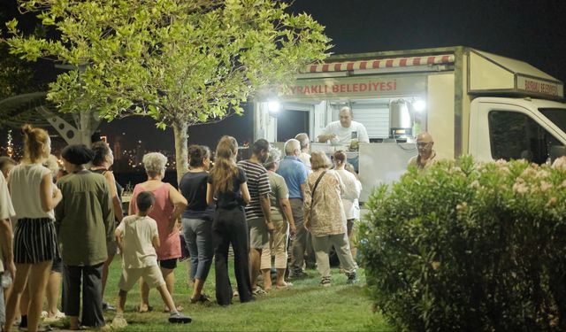 Bayraklı sahili sinema salonuna döndü