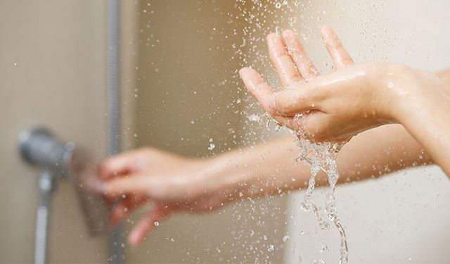 Yazın soğuk mu sıcak duş mu almalı? Cevap burada!