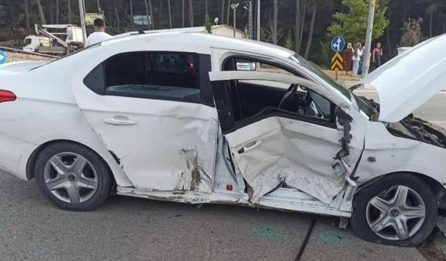 Hatay'da kavşakta korkutan Kaza: Ambulans ve otomobil çarpıştı, yaralılar var