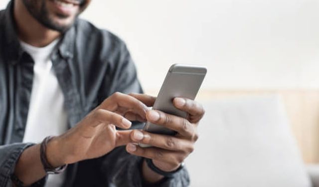 Cep telefonunu yanlış kullanmak fıtığa davetiye çıkarıyor