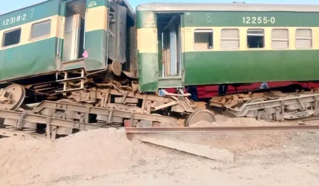 Pakistan’da yolcu treni raydan çıktı!