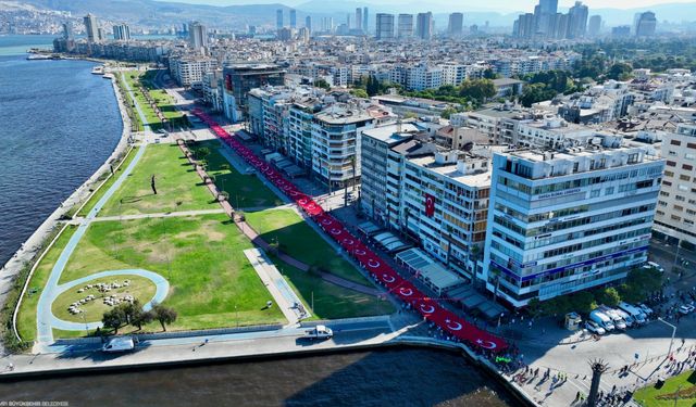İzmir’in kurtuluşunda 350 metrelik dev bayrağa on binler eşlik etti