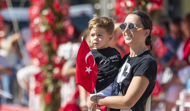 İzmir’in kurtuluşu 103. yılında Cumhuriyet Meydanı’nda kutlandı