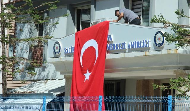 İzmir’de hain saldırının ardından duygu dolu anlar: Sokak Türk bayraklarıyla donatıldı!