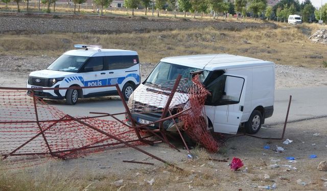 Korkunç kaza: Korkuluk sürücünün kafasına saplandı