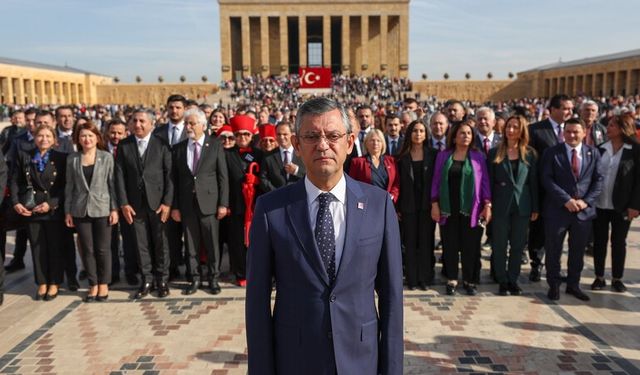 Anıtkabir’de anlamlı ziyaret: Özel’den Cumhuriyet ve demokrasi vurgusu