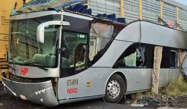 Feci kaza! Otobüs ve tren çarpıştı: 8 ölü
