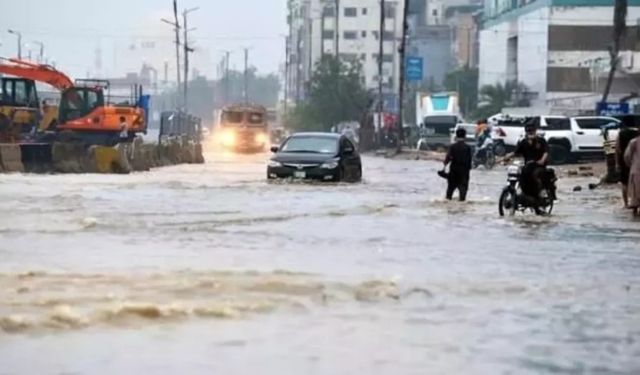 Sel ve toprak kaymaları Pakistan’ı vurdu: 905 can kaybı