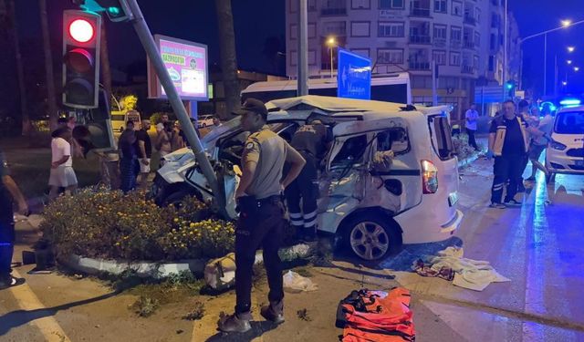 Korkunç kaza! Kırmızı ışık ihlali faciayı getirdi