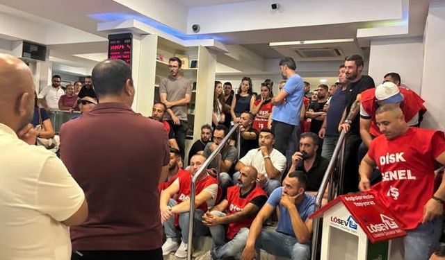 Buca Belediyesi işçileri maaşlarını alamadıkları gerekçesiyle belediye binası önünde eylem başlattı