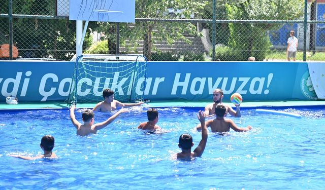 Manisa’da çocuklara ücretsiz yüzme şansı!