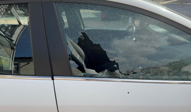 Mahallede korku dolu anlar: El yapımı patlayıcıyı sokak ortasında patlattı