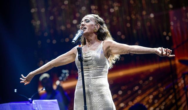 Yıldız Tilbe İzmir’i salladı: Konserde o an herkesi güldürdü