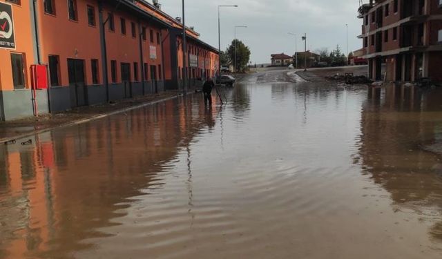 Yağmur aniden bastırdı: Yollar adeta göle döndü