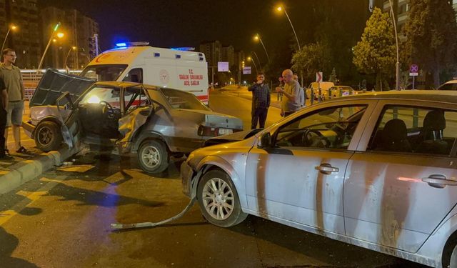 Kayseri’de feci kaza: Araç ortadan büküldü, 3 yaralı