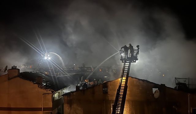 İstanbul’da gece yarısı yangını: Alevler binalara sıçradı