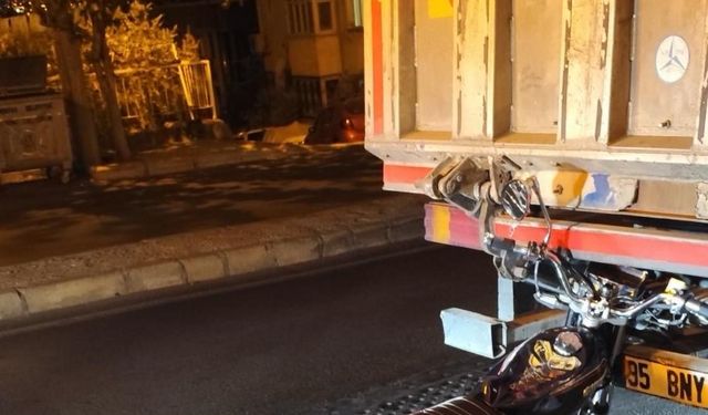 İzmir’de dehşet dolu anlar: Kamyona çarpan motosiklet can aldı