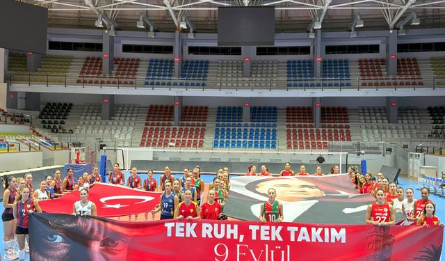 Tek ruh, tek takım: İzmir’in kurtuluşu voleybol maçıyla kutlandı