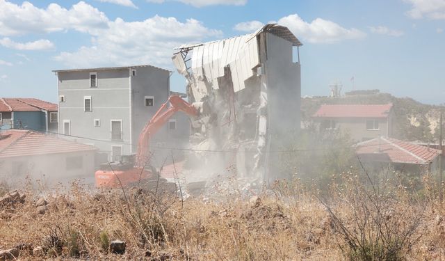 Bayraklı’da kaçak 5 katlı bina yıkıldı! İşte görüntüler…