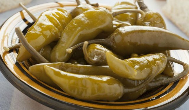 Bu acı biber turşusunu deneyen bir daha market turşusu almıyor!