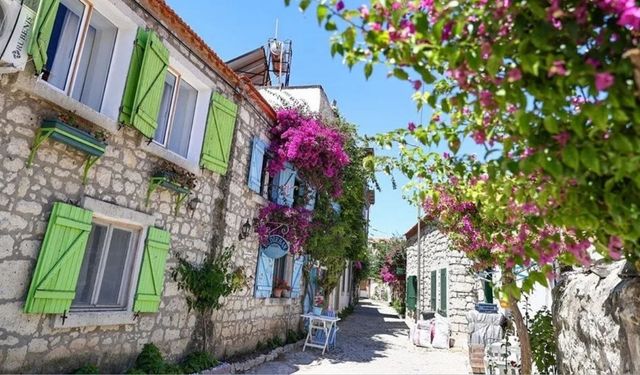 Ege'nin en gözde mahallesi! Kurabiye kokulu Rum Evleri, begonvil süslü sokaklarıyla büyülüyor