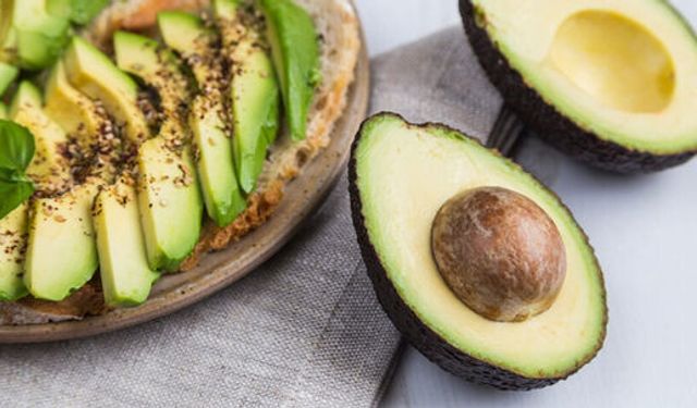 Sofraların yeni favorisi: 5 dakikada hazır pratik avokado salatası