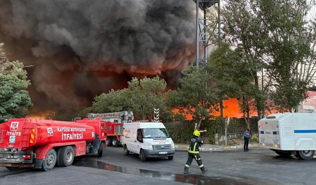 Fabrika cayır cayır yanıyor: Gök kızıl renge büründü