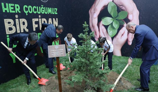 ‘İlk dersimiz yeşil vatan’ projesi hayata geçti: Erdoğan öğrencilerle fidan dikti