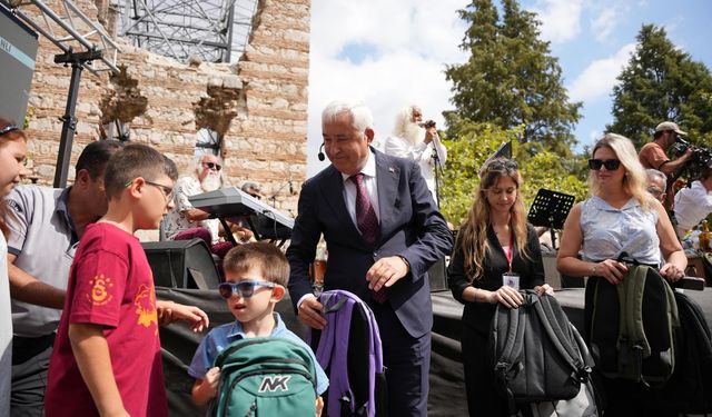Kemalpaşa Belediyesi’nden miniklere sürpriz kırtasiye desteği!