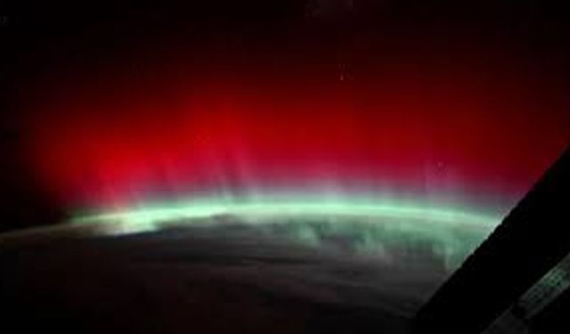 Uzaydan görüntülenen kırmızı kuzey ışıkları nefes kesti