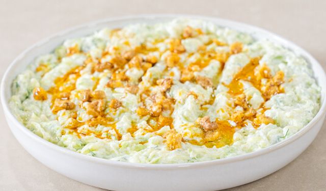 Yiyen tarifini soruyor: 15 dakikada hazırlanan kabak salatası