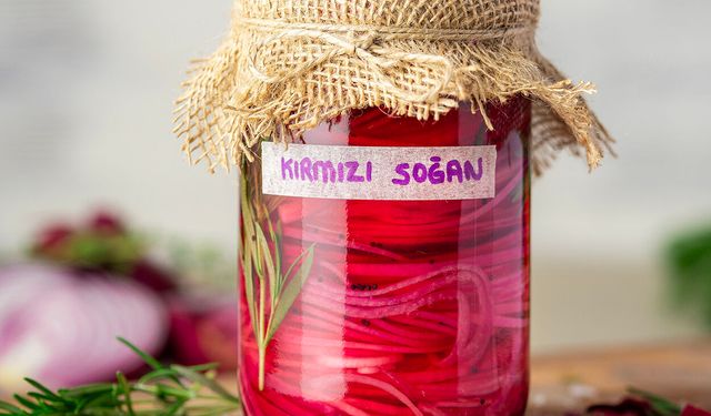 Hazırlaması 5 dakika, yemesi ömürlük: Pratik kırmızı soğan turşusu!