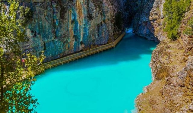 Masmavi akarsuyu ve yemyeşil doğasıyla Ege'nin en özel kanyonu! Termosa kahvesini koyan geliyor