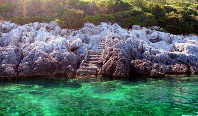 Cam gibi deniziyle büyülüyor! Urla’nın eski Rum köyü doğasıyla turistlerin göz bebeği oldu