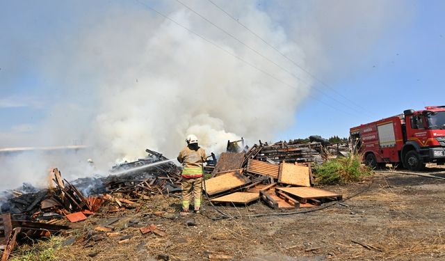 Manisa’da fabrikanın depo alanında yangın!