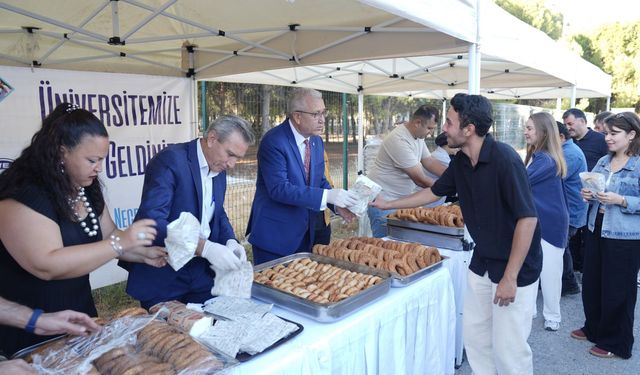 Ege Üniversitesi öğrencilerini boyoz ve çayla karşıladı!