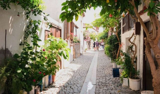 Alaçatı'yı solladı: Sakinliği ve İtalya'yı aratmayan mimarisiyle İzmir'in en romantik köyü!