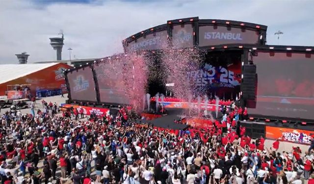 TEKNOFEST’te gökyüzü şenlendi: SOLOTÜRK ve Türk Yıldızları büyüledi