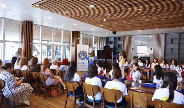 Çeşme’de genç kadınlara liderlik mesajı