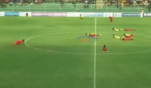 Şok sahne! Maçta bütün futbolcular yere yattı, sebebi inanılmaz