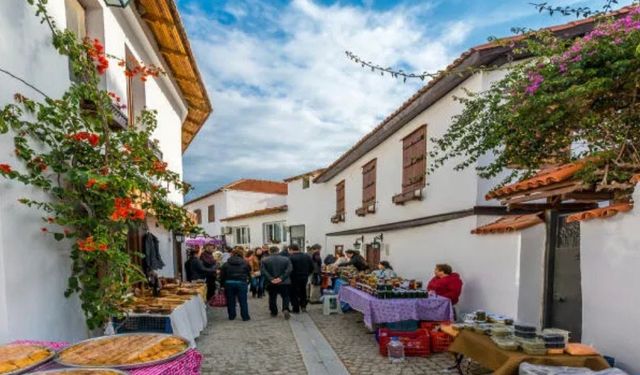 İzmir'de turistler en çok bu köye geliyor! Eylül ayıyla birlikte sezon açıldı: Kahvaltısıyla cezbediyor