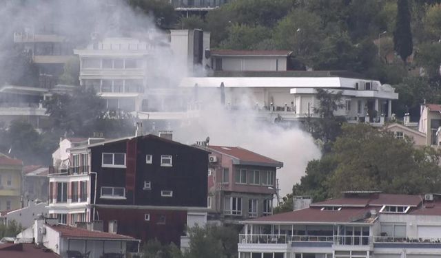 Anadolu Yakası’ndan bile görüldü! Tarihi bina alevlere teslim oldu