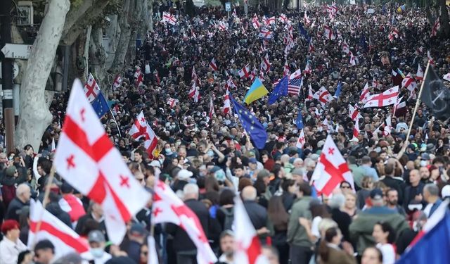 Flaş! Protestocular sokağa indi! Binlerce vatandaş Cumhurbaşkanlığı Sarayı’na yürüyor