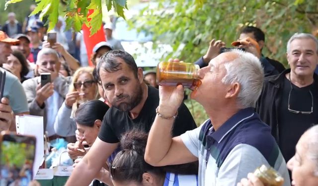 2 dakikada 1 kilo bal yedi: Gören herkesi hayrete düşürdü!