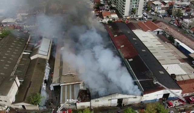 İzmir’de depo yangını! 3 saatlik mücadele sona erdi