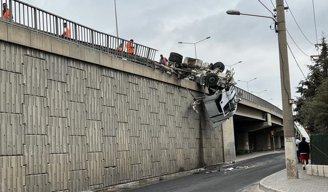 Viyadükte askıda kalmıştı: Tırın kaza anı ortaya çıktı