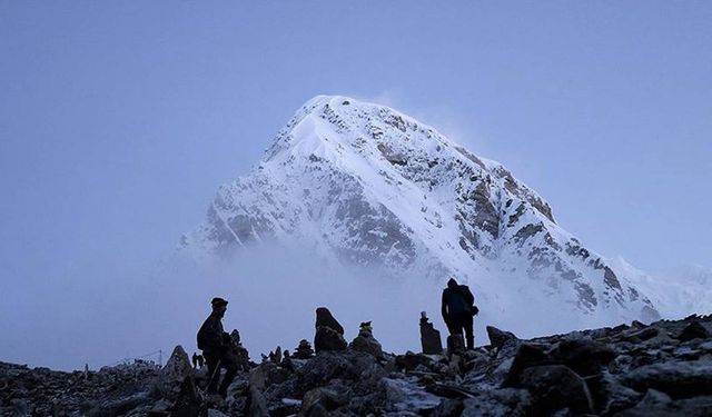 Everest’te kritik durum! 1000 dağcı mahsur kaldı
