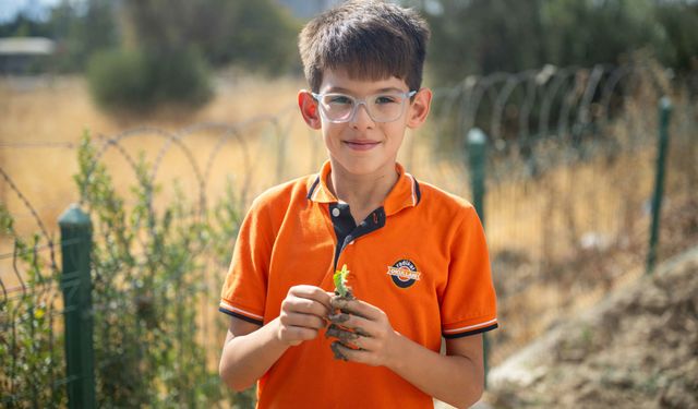 Bornova’da çocuklar geleceğe umut ekti